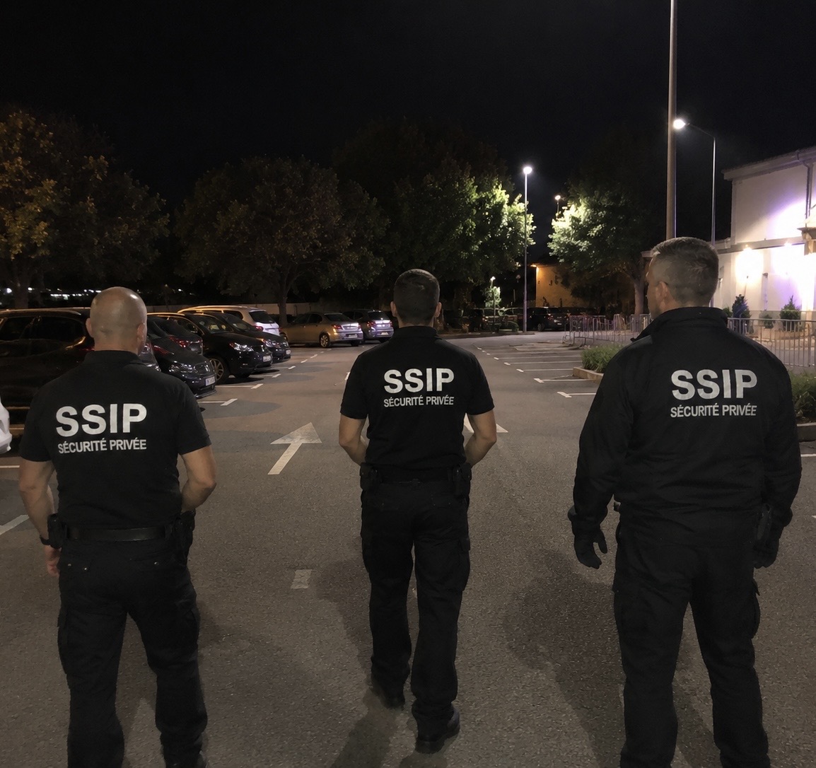 Agent de sécurité privée SSIP 17 en mission de surveillance